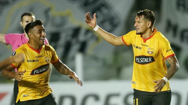 O camisa 11 Garcez comemora o seu gol na partida (Foto: Reprodução/Reuters)